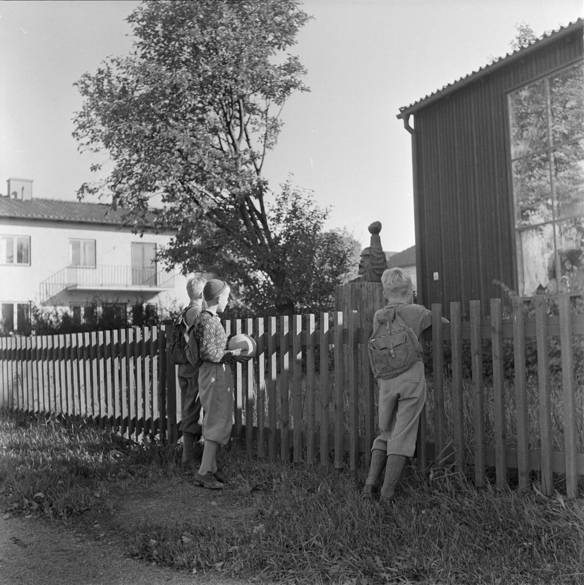 Skolbarn från Bergaskolan vid Bror Hjorths hus, Norbyvägen 26, Kåbo ...