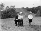 Slöjdlärare Hallén och Kalle och Rolf Ärnström vid Gamla Uppsala högar 1924