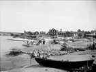 Sjöflygplan vid stranden i Öregrund, Uppland i juli 1924. Stadsbebyggelse i bakgrunden