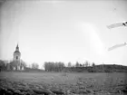 Landskapsvy med Torstuna kyrka, Torstuna socken, Uppland april 1921