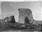 Man vid flyttblock i Säva, Balingsta socken, Uppland, maj 1912