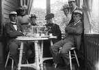 Kaffebjudning på verandan, sannolikt Uppsala, 1901