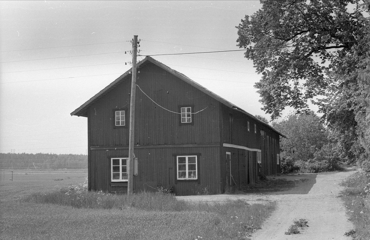 Magasin, Berga 1:1 och 1:2, Berga, Danmarks socken, Uppland 1977