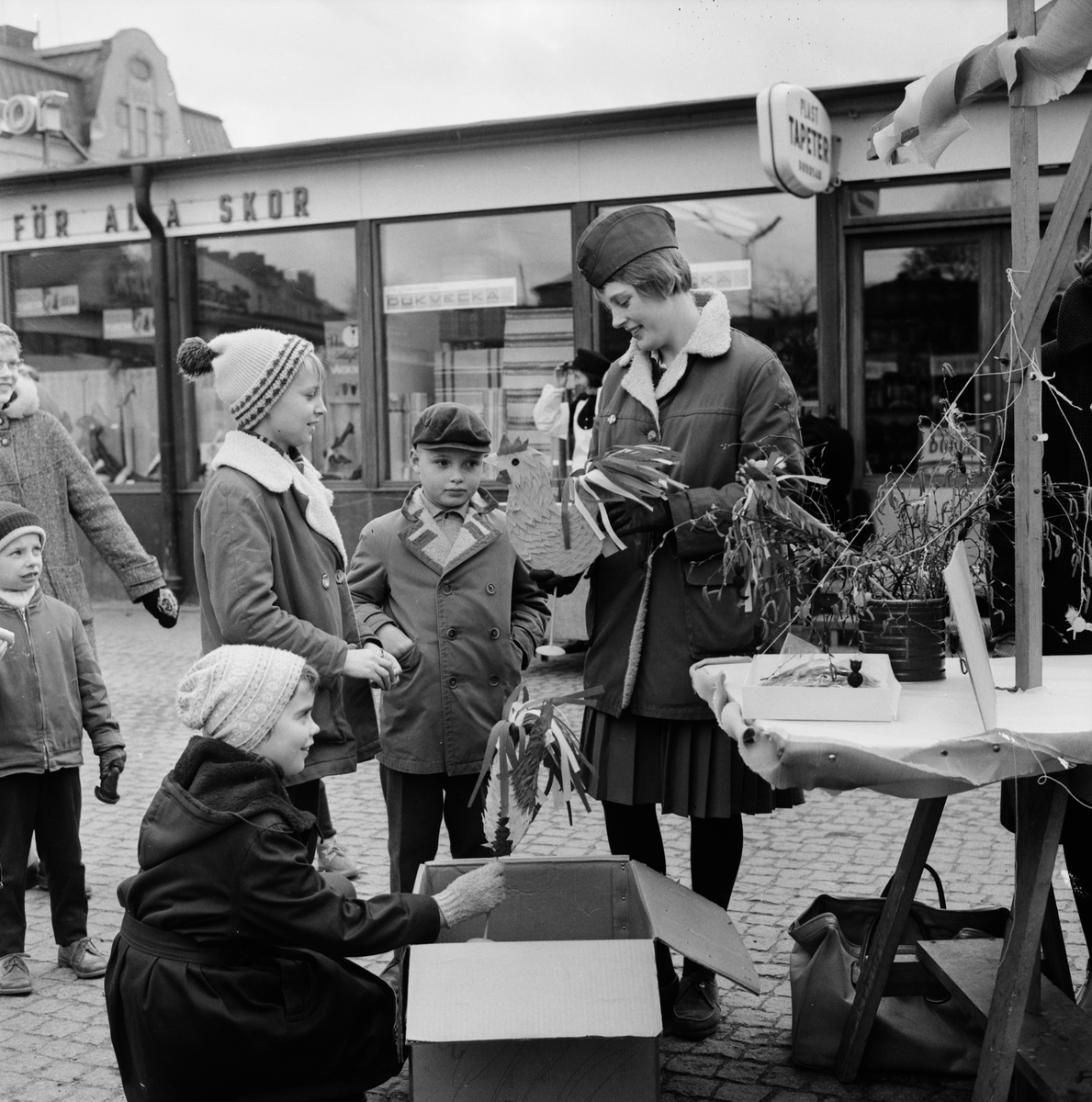 Påskmässa i blåst och regn, Vaksala torg, Uppsala mars 1961