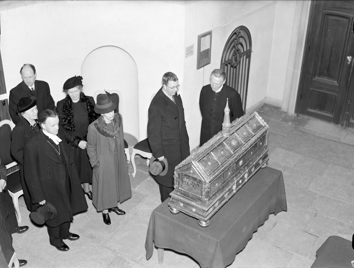 Kronprinsparet Gustav Adolf och Louise, ärkebiskop Erling Eidem vid Eriks den heliges relikskrin, Gustavianum, Uppsala oktober 1946