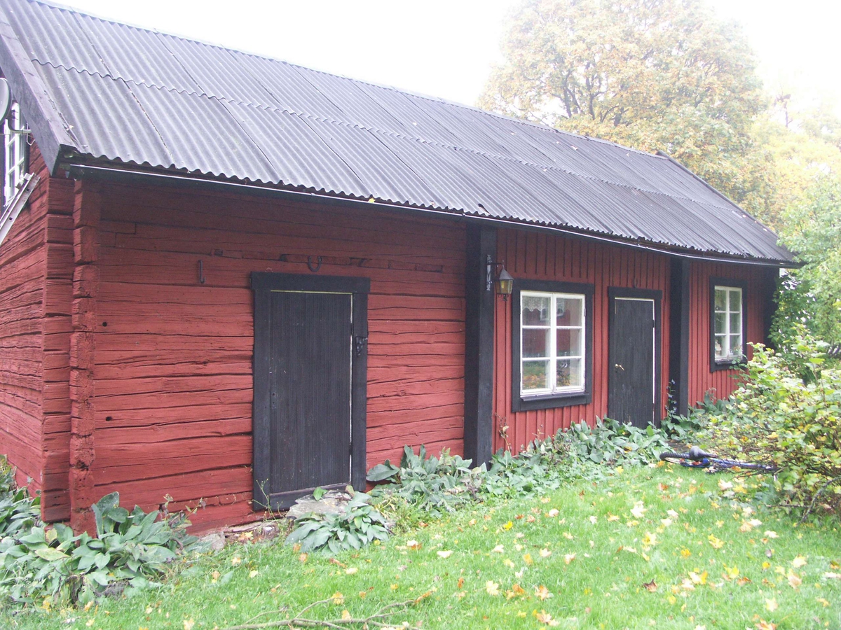 Dubbelbod. På gården finns ytterligare en äldre bod, troligen 1700-tal, samt ladugård från första halvan av 1900-talet, tillbyggd med modern stalldel.