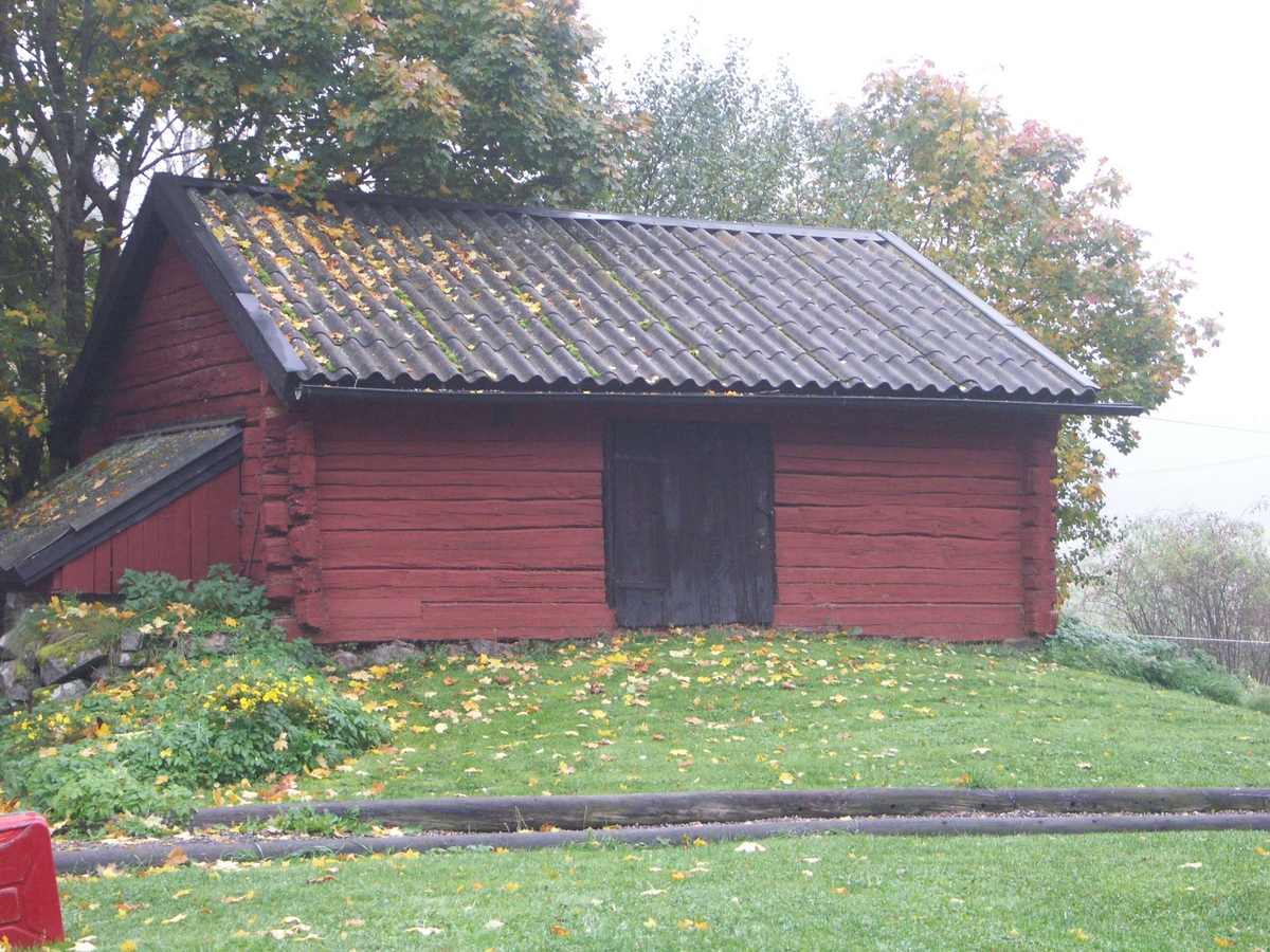 Dubbelbod. På gården finns ytterligare en äldre bod, troligen 1700-tal, samt ladugård från första halvan av 1900-talet, tillbyggd med modern stalldel.