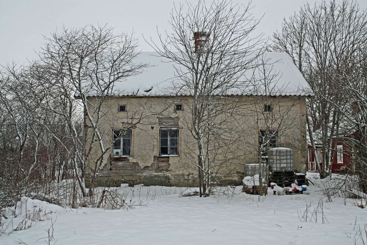 Manbyggnad på Långtora-Vallby (fd Vallby 1:2). Bild 1 exteriör från nordost, bild 2 exteriör från syd, bild 3 vindsvåning, bild 4 hörnjärn för restimmer, bild 5 blottlagd stomme