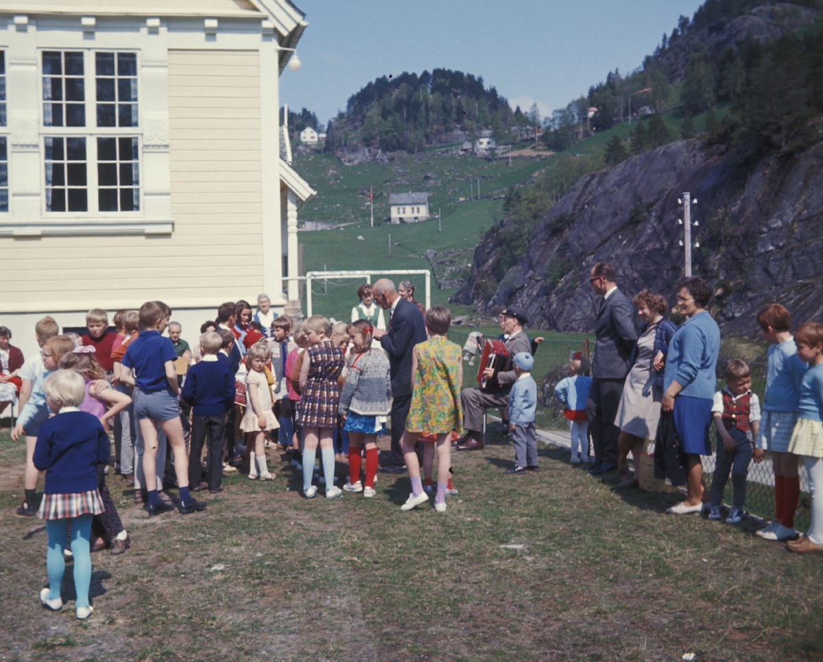 Søndagsskolen på tur til Skare skule
