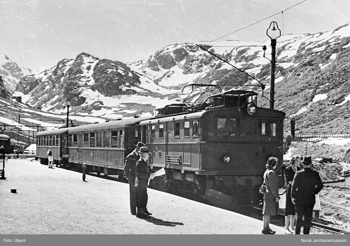 Elektrisk lokomotiv type El 9 nr. 2064 foran tog på Myrdal stasjon