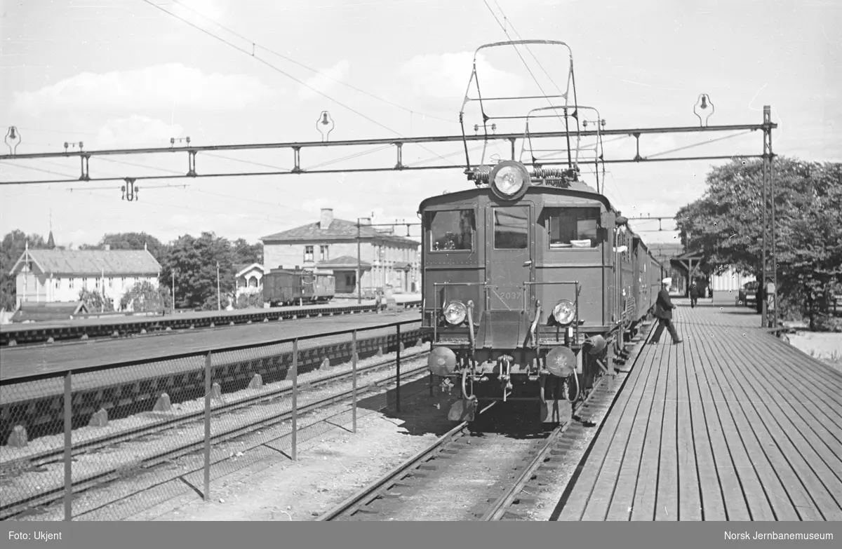 Lillestrøm stasjon med elektrisk lokomotiv El 5 nr. 2037 foran persontog