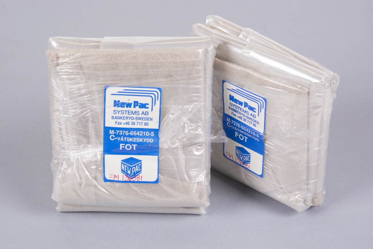Två stycken skyddsmasker med väska och tillbehör.
Skyddsmask 5 i grönt gummi med blått plastskydd, filterförstärkning på vänster sida.

2 st. skyddsmask 5
2 st. Filter 13
2 st. Väska 06MT
2 st. C-vätskeskydd för kropp
2 st. C-vätskeskydd för fot
2 st. imskyddsmedel
2 st. par Skyddshandske (saknas)