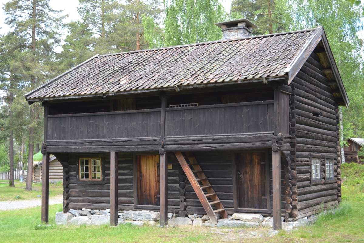 Toetasjes stuebygning i laftet, upanelt tømmer. Utvendig trapp opp til utoverhengende svalgang med halvkledning på langsiden. Enkeltkrummet stein på papp. En peis og en ovn, pipe. Løst opplagt gråsteinsmur.