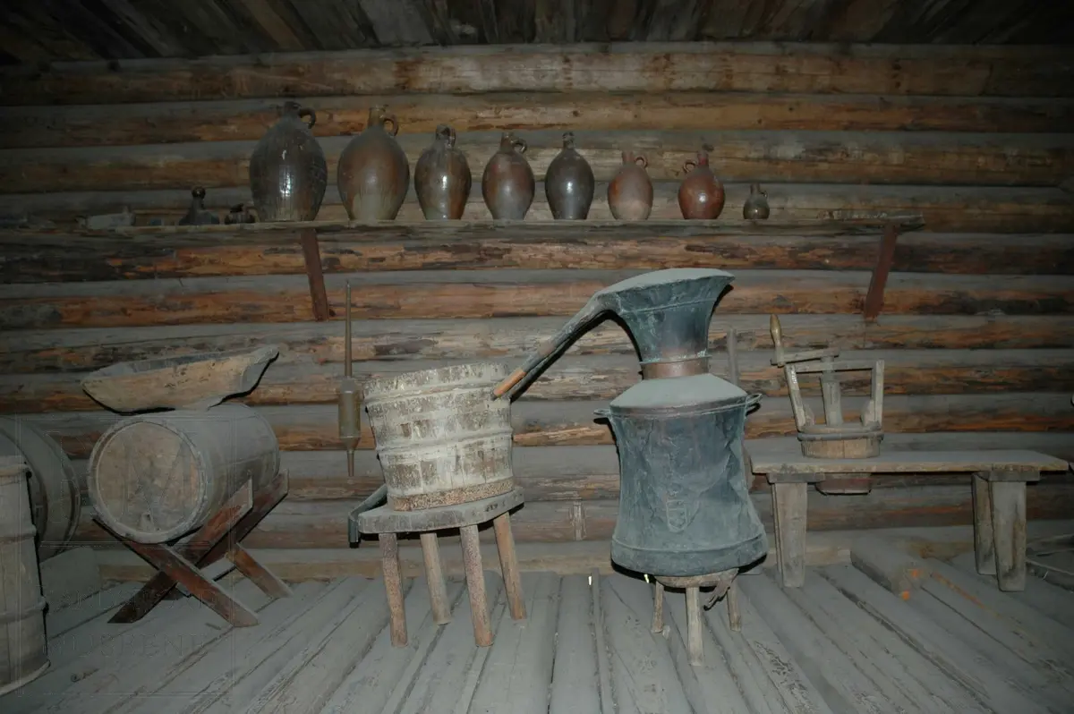 Stabburet, som er fra 1800-tallet, er et typisk "storgardsstabbur" for Hadeland. Det er laftet i to etasjer og har teglsteinstak. Fra en åpen sval fører to dører inn til hvert sitt rom i 1.etasje. I nyere tid er denne svalen ofte blitt bygget inn på gardene på Hadeland. I svalen står en håndkvern til å male salt på og en slipestein.

Gulvet i 1. etasje består av runde stokker. Både stabbene som huset står på og gulvet i 1. etasje skal hindre mus å komme inn samtidig som det er luftsirkulasjon for at spekematen skulle bli bra. I tillegg til spekemat ble korn, mjøl, flatbrød, flesk og pølser oppbevart her. En innvendig trapp fører opp til en åpen 2.etasje.
