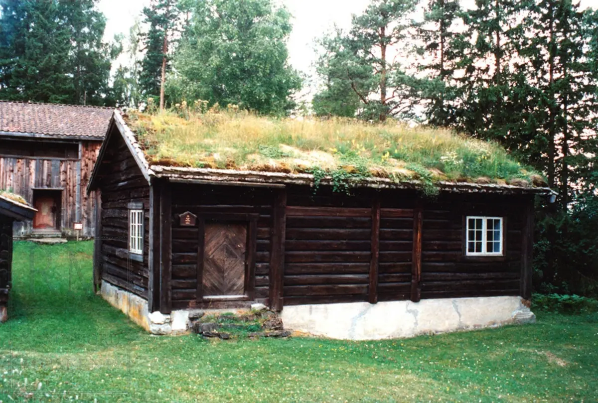 Dette huset er livørsbygning på Hadelandstunet. Det er ei laftet enetasjes stue
med torvtak som ble satt opp på museet i 1924. Bygningen har treromsplan med
gang og kove i tillegg til selve stua med peis. I koven er det trapp opp til et loft
som ble brukt som lagringsplass.
Huset stod opprinnelig på Vøyen i Gran, men var flyttet til Morstadhagen/Morstadbråten
før det kom til museet.
