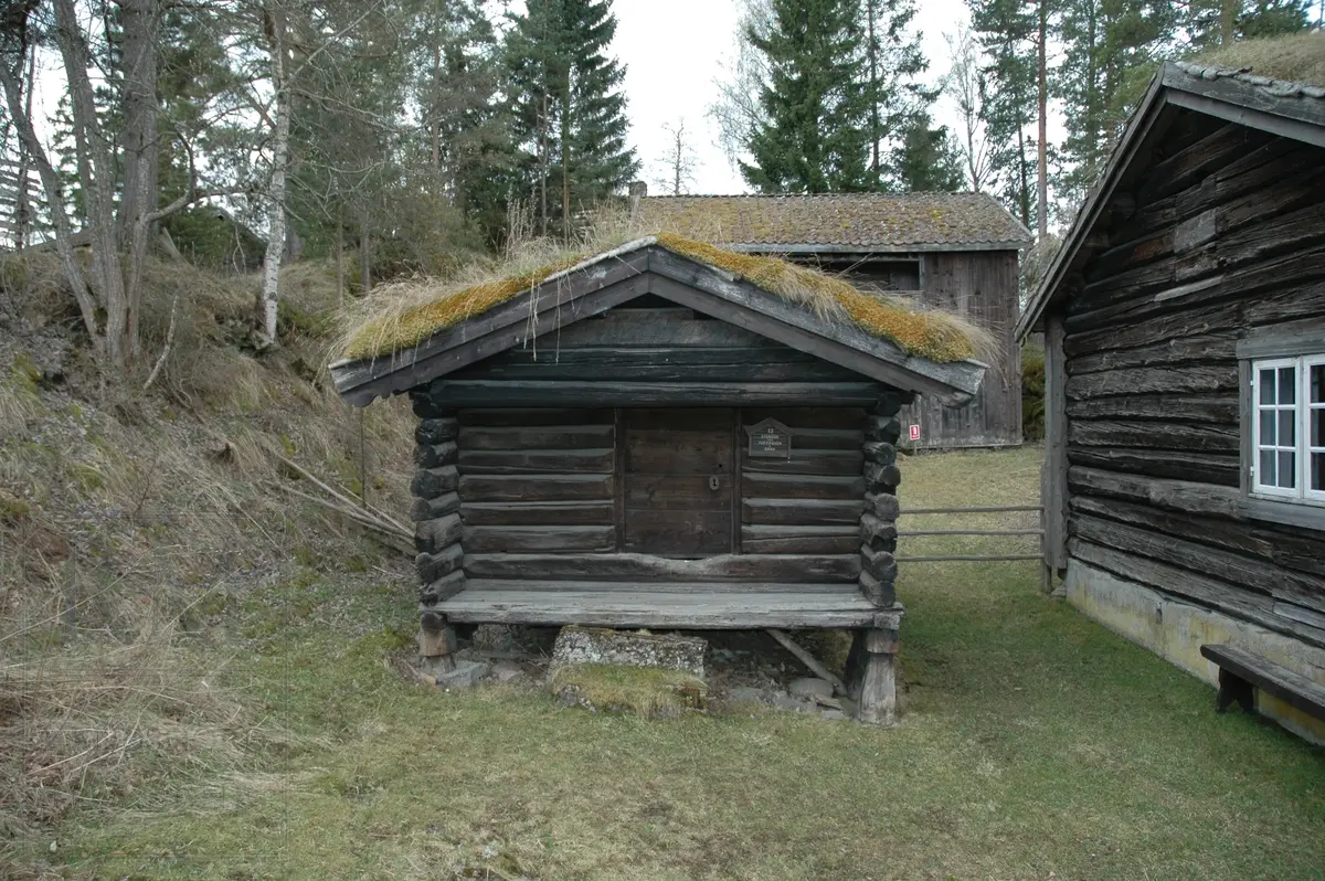 Stabburet fra Tuffhagen i Gran er laftet og har torvtak. Dette stabburet ble gjenreist
på museet i 1924. Eksempel på føderådsstabbur på Hadelandtunet.