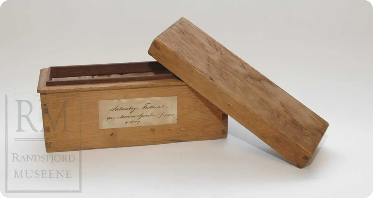 Salmeboken er rikt dekorert på omslaget, preget på læret. Hjerte med salmevers, fakkel, blomsterranke, vinger: alle religiøse symboler.