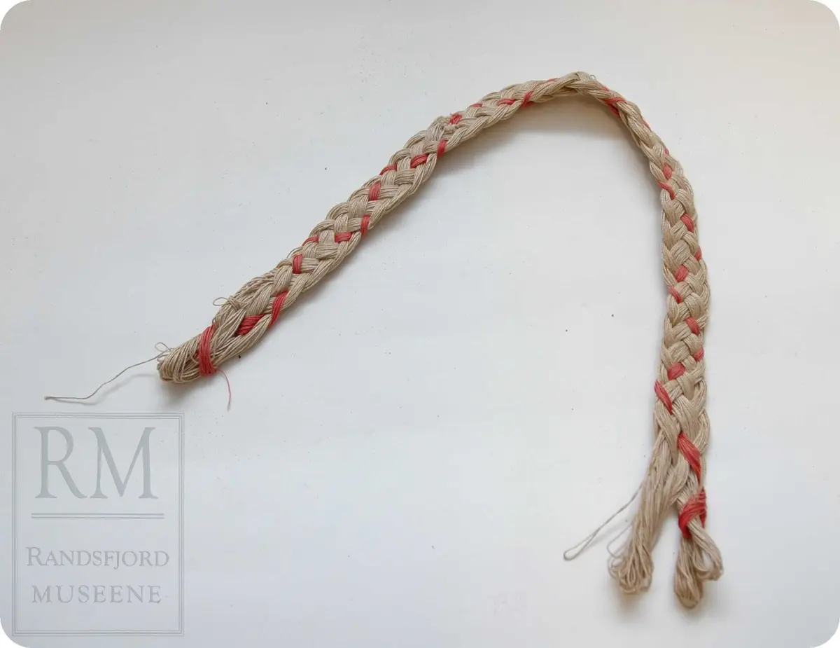 Fire trådbunker flettet sammen. Tre er naturfarget og en er rød.