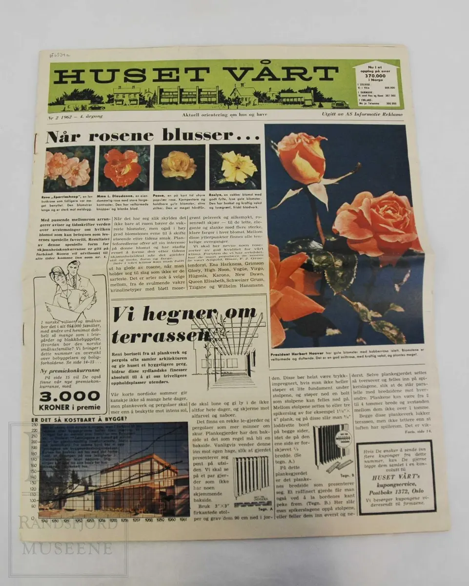 1 magasin og 1 reklametrykksak.
1 reklametrykksak: Moderne eneboliger. Arthur Rødland, Bergen. Eneboligen for Hvermann med totalkostnad over grunnmuren.
Magasin: Huset vårt, Nr. 2 1962 - 4 årgang.