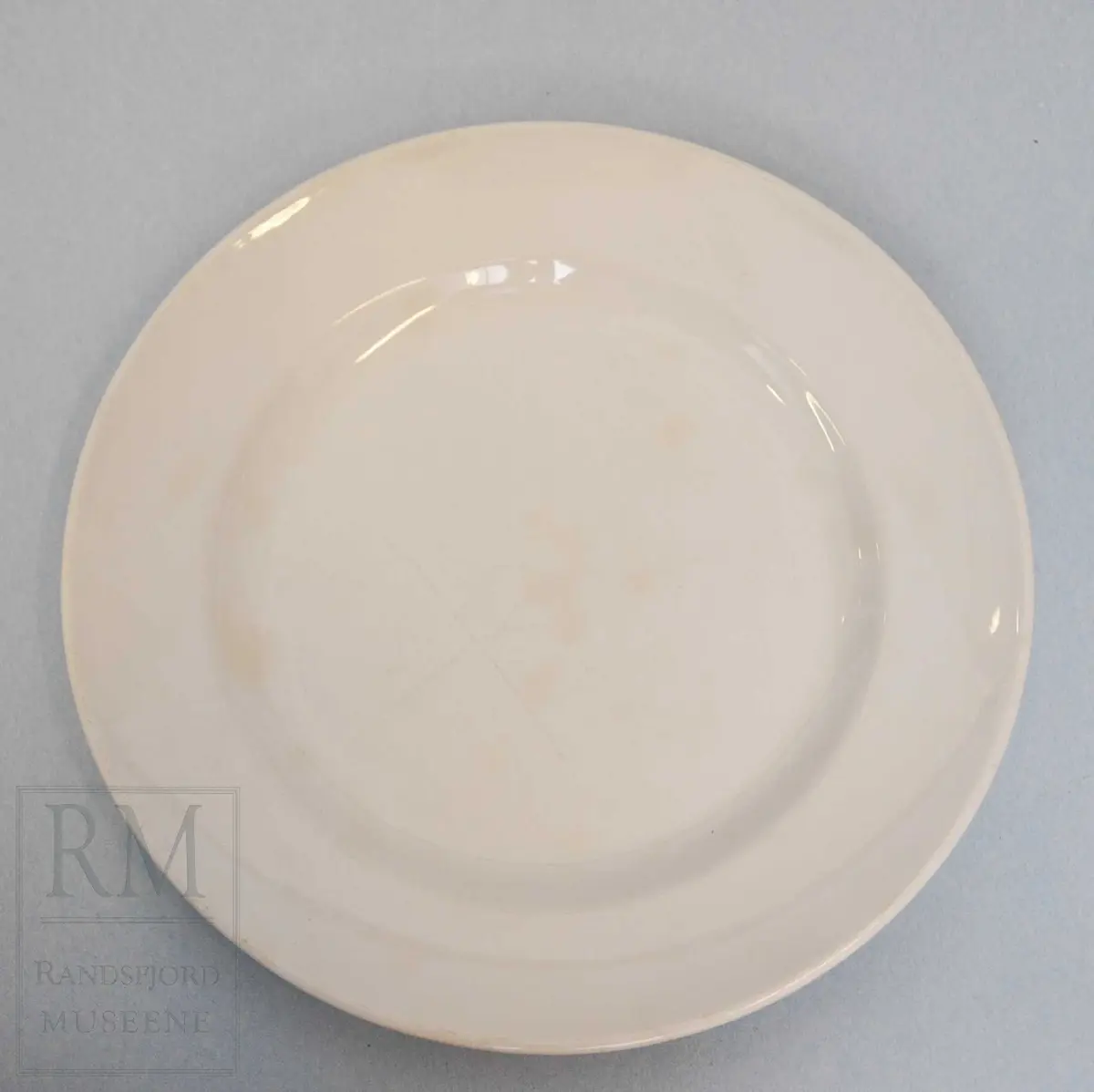 Brune flekker i glasuren.