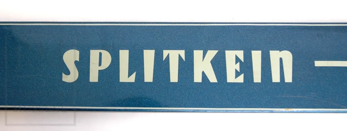 1 par hoppski etter Lars Grini. Merke Splitkein, med Kandahar fjørbinding. Forhøyet, rød fotsåle i plast. 5 renner.

Grini hoppet 150 meter med disse skiene i Obersdorf i 1967. Filmsnutt fra rekordhoppet ligger på www.youtube.com
