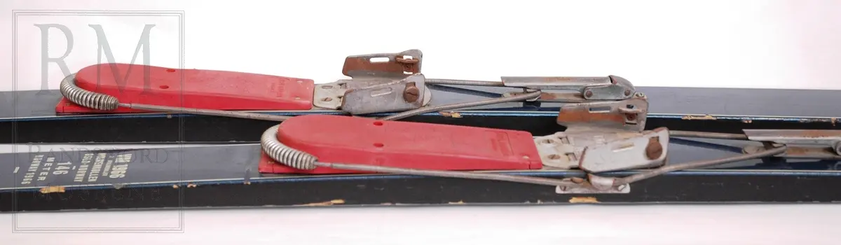 1 par hoppski etter Lars Grini. Merke Splitkein, med Kandahar fjørbinding. Forhøyet, rød fotsåle i plast. 5 renner.

Grini hoppet 150 meter med disse skiene i Obersdorf i 1967. Filmsnutt fra rekordhoppet ligger på www.youtube.com