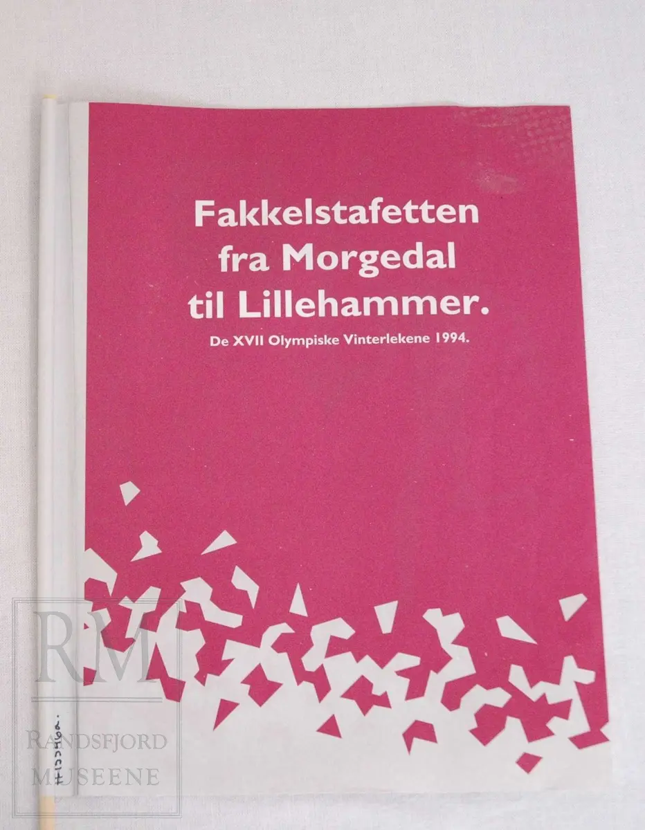 a) Papirflagg for fakkelstafetten
b) OL-papirpose
c)Emballasje til OL-brunost