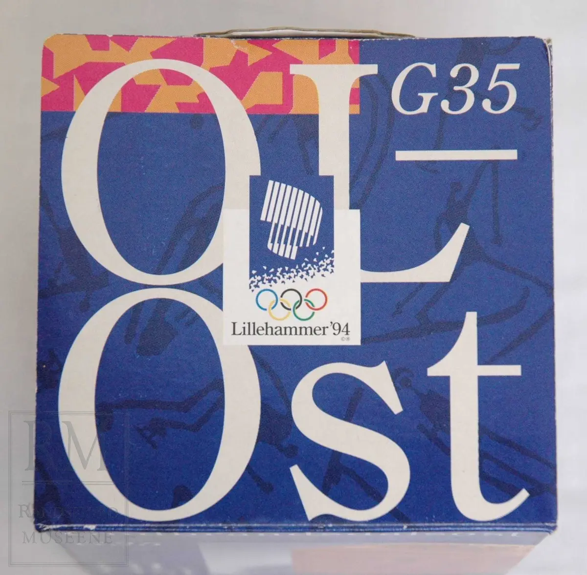 a) Papirflagg for fakkelstafetten
b) OL-papirpose
c)Emballasje til OL-brunost