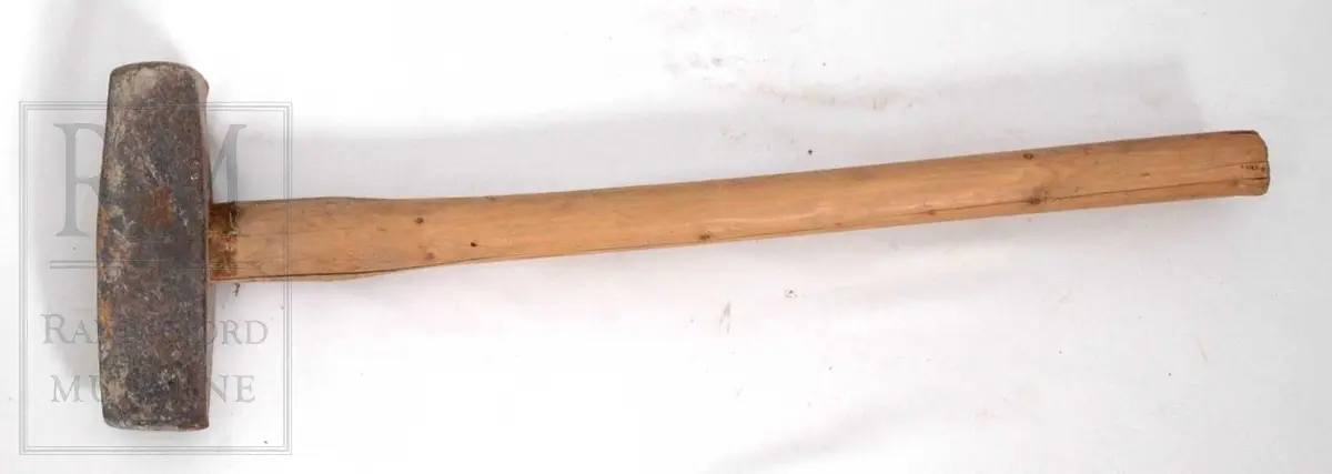 Én slegge og én staurstang/spett. 