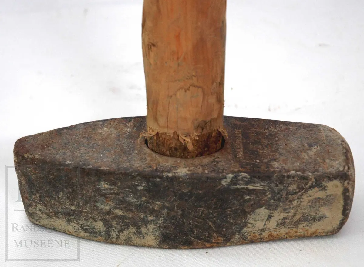 Én slegge og én staurstang/spett. 