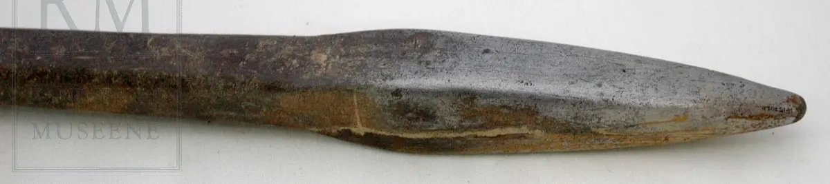 Én slegge og én staurstang/spett. 