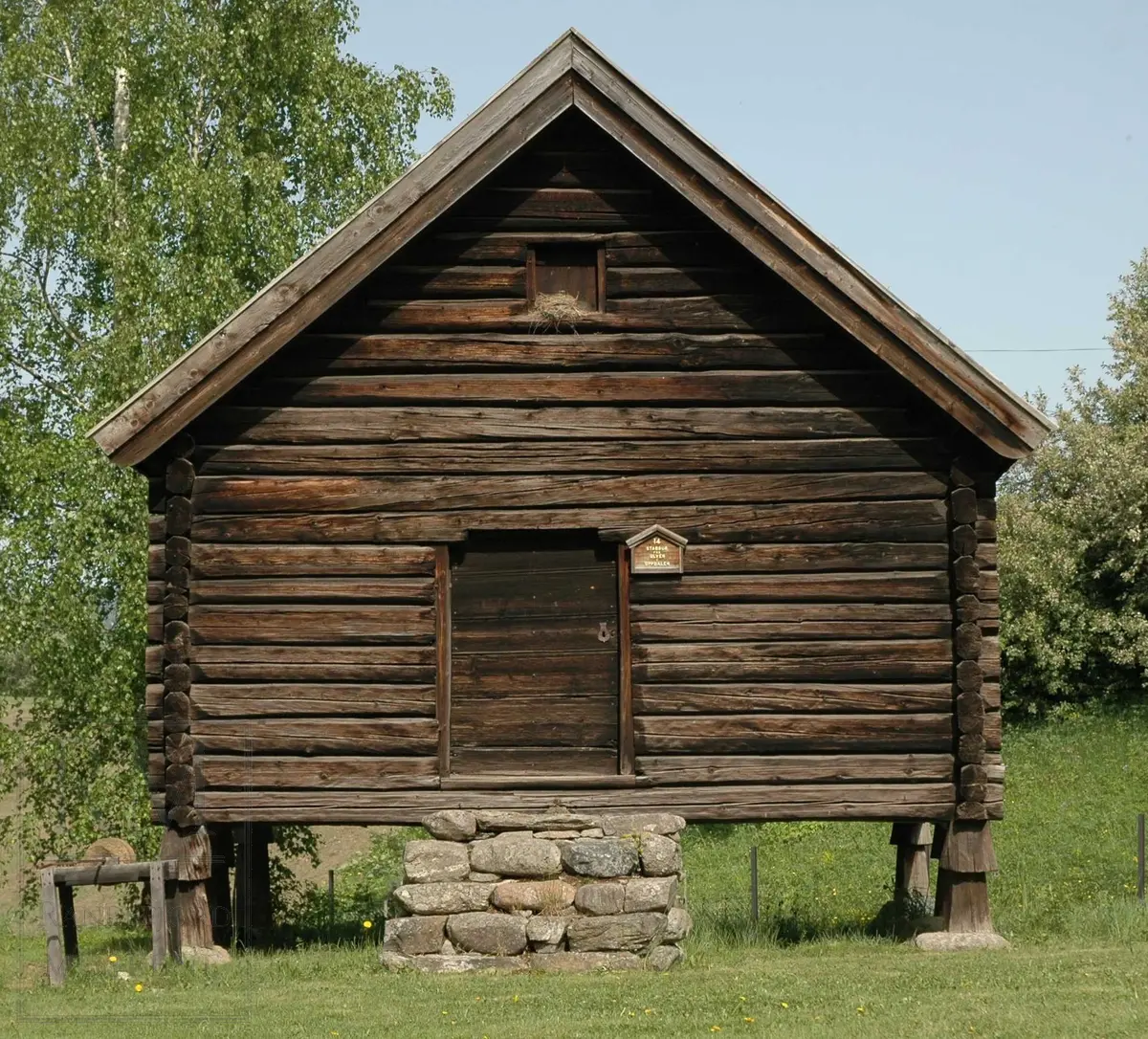 Stabburet er laftet, har teglsteinstak og består av ett rom med lukket sval foran. 