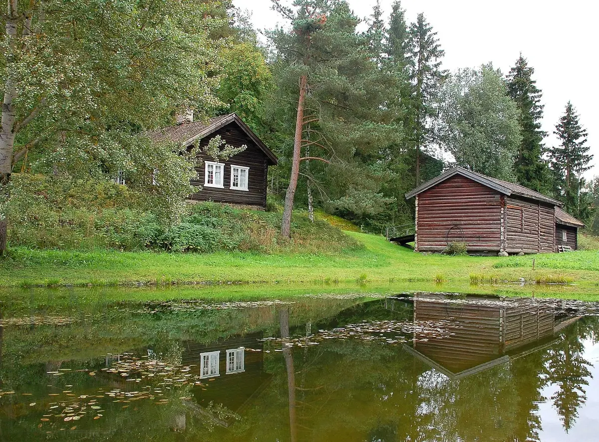 Bygningen består av en etasje, er laftet og har teglsteinstak. Stua er innredet slik dette husmannshjemmet så ut rundt år 1905.