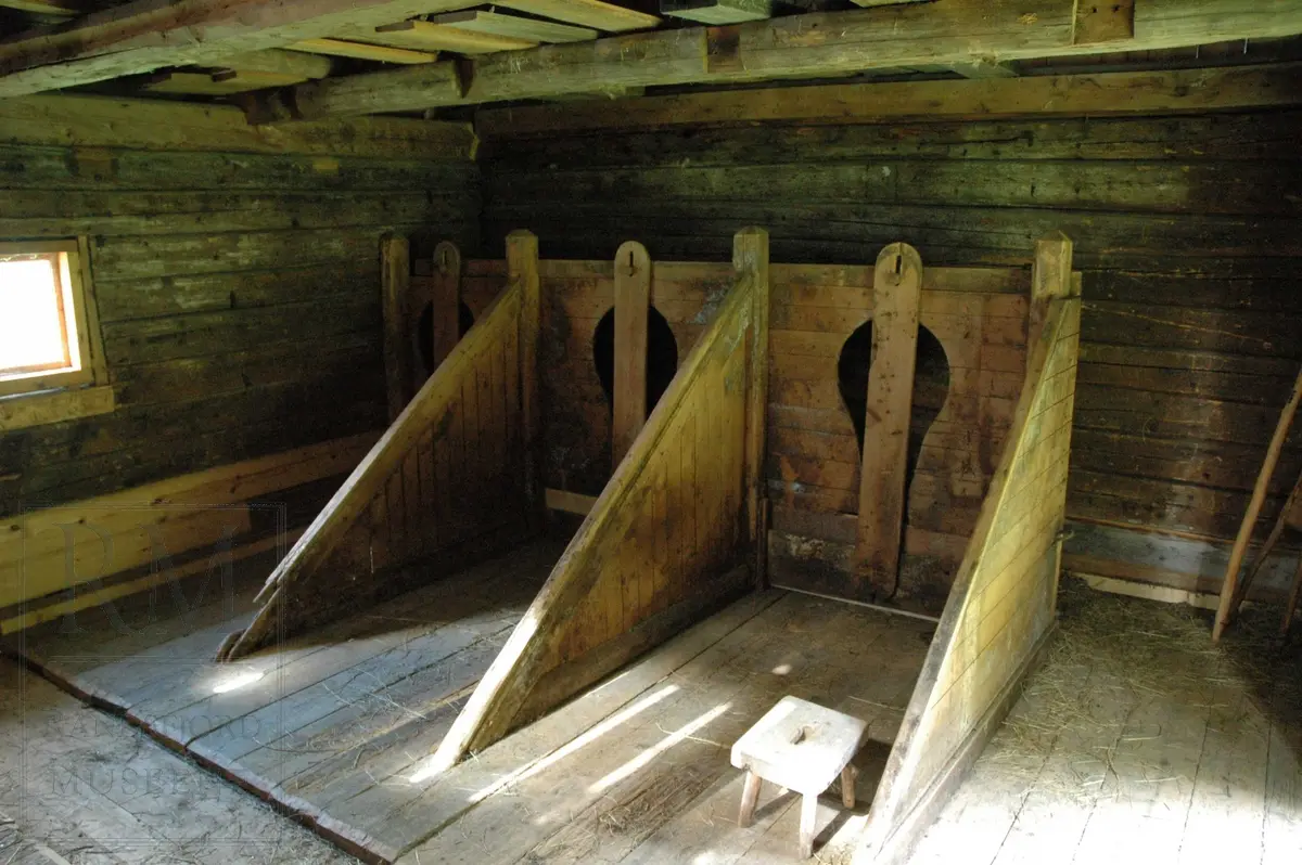 Fjøset fra en husmannsplass under garden Dvergsten er bygget i 1915, laftet og har teglsteinstak.