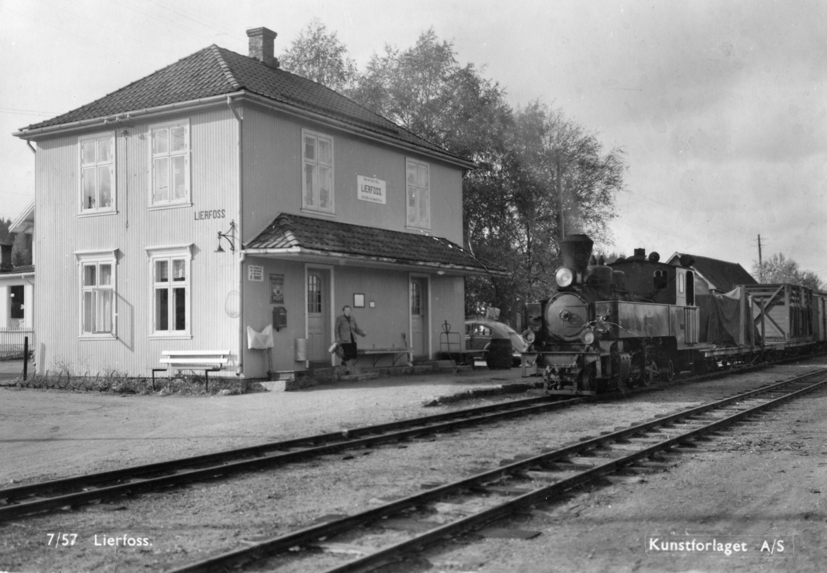 Tog i retning Skulerud ankommer Lierfoss stasjon.