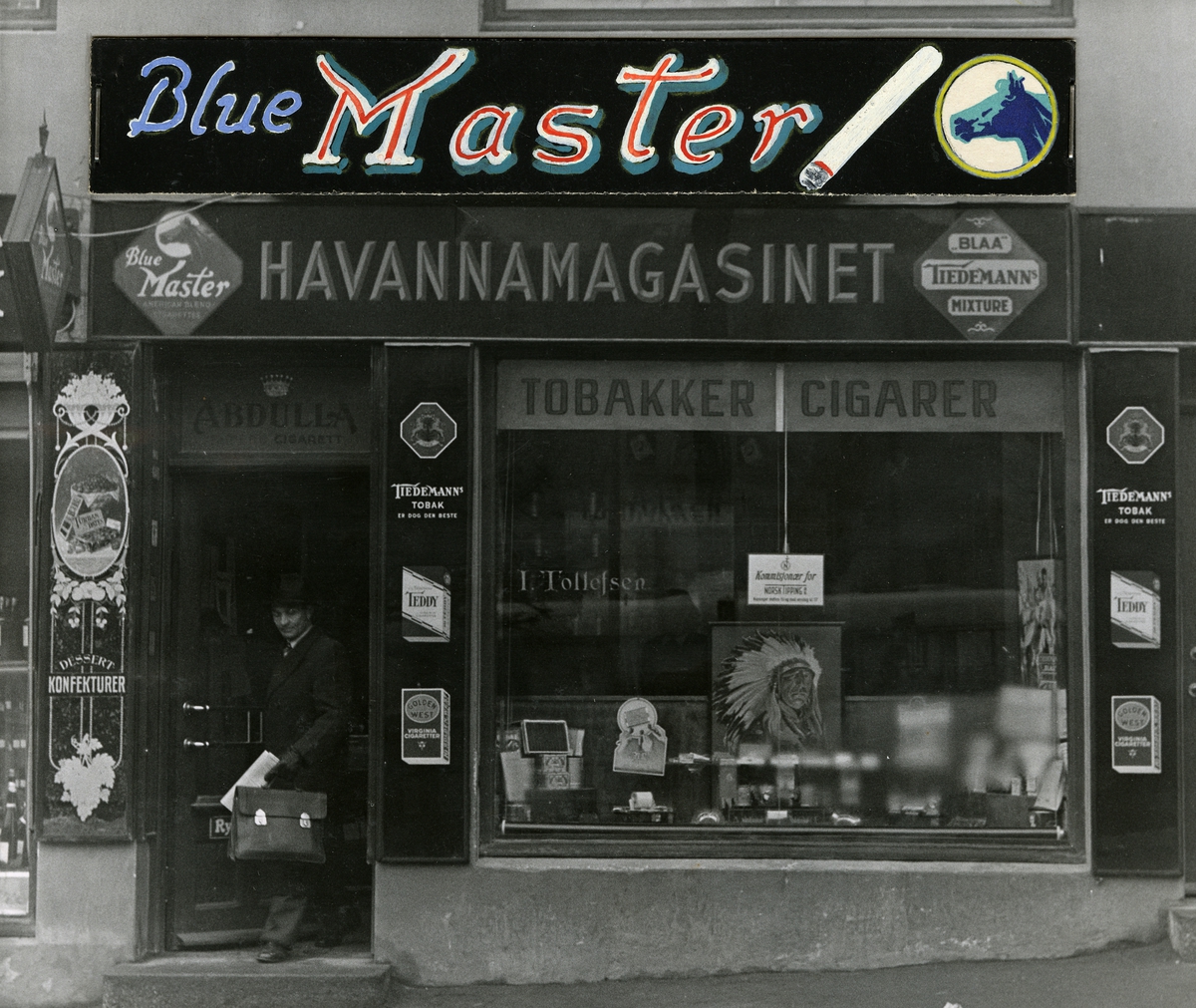 Havannamagasinet i Skien. Tegnet reklame for Blue Master sigaretter festet ved fotografiet.