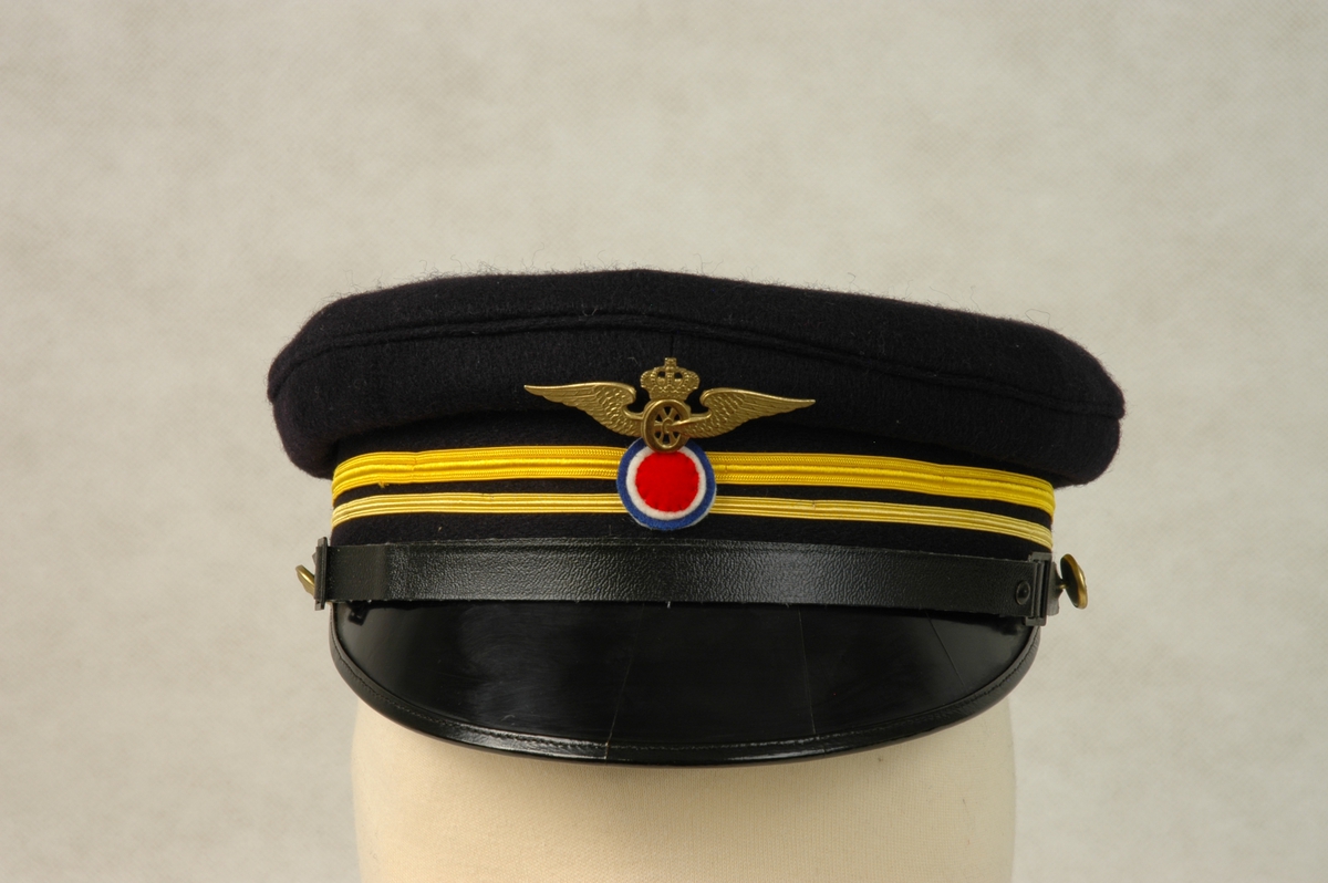 Jernbaneuniformen består av frakk og lue. Frakken er sydd i svart ullstoff, har dobbel rad med blanke knapper og to gullgule stripeband på ermekantene. Lua har blank skjerm, jernbaneemblem og gullgule band.