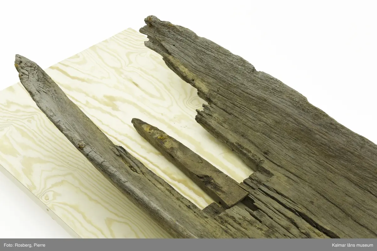 KLM 45167. Båt, stockbåt. Av urholkad trädstam. Huggen i ett stycke. Rektangulärt, något fallande tvärsnitt. Sprucken i fyra delar men de kan lätt sättas samman. I aktern en köl som saknar partier. Kölen sträcker sig fram mot toften, sittbrädan, i båtens akterdel. I toften ett borrat hål. I bottnen på styrbord sida ett hål med en träplugg i, likaså babord reling har ett sådant hål. Fören har blivit lagad vid någon tid och ett stort stycke saknas. I akterns ände tre borrade hål men träpinnar i. Små borrade hål och lagningar med järndobbar, framför allt i fören.