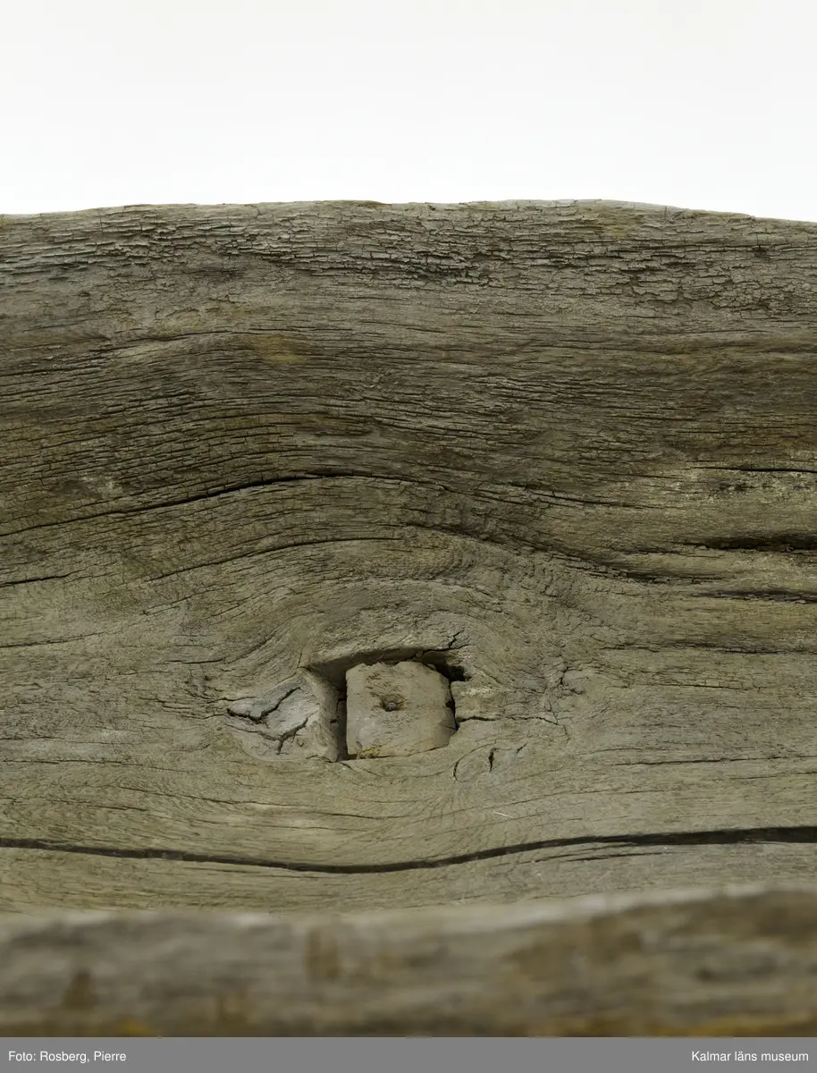 KLM 45167. Båt, stockbåt. Av urholkad trädstam. Huggen i ett stycke. Rektangulärt, något fallande tvärsnitt. Sprucken i fyra delar men de kan lätt sättas samman. I aktern en köl som saknar partier. Kölen sträcker sig fram mot toften, sittbrädan, i båtens akterdel. I toften ett borrat hål. I bottnen på styrbord sida ett hål med en träplugg i, likaså babord reling har ett sådant hål. Fören har blivit lagad vid någon tid och ett stort stycke saknas. I akterns ände tre borrade hål men träpinnar i. Små borrade hål och lagningar med järndobbar, framför allt i fören.