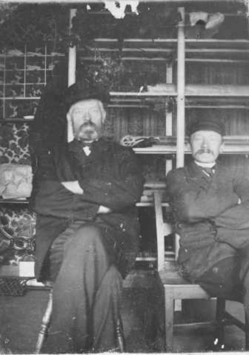 To sittande menn: t.v. Peder Mandius Braastein og Gunnar Veen. Ca. 1890