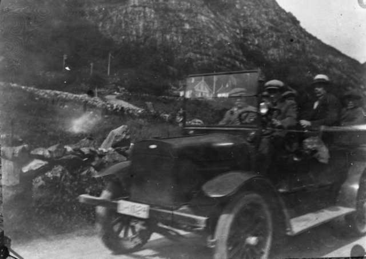 Arne Garborg i bilen, kallt "Lussibussen", på Vatne, rett nedenfor huset til malermester Ola O. Aase.