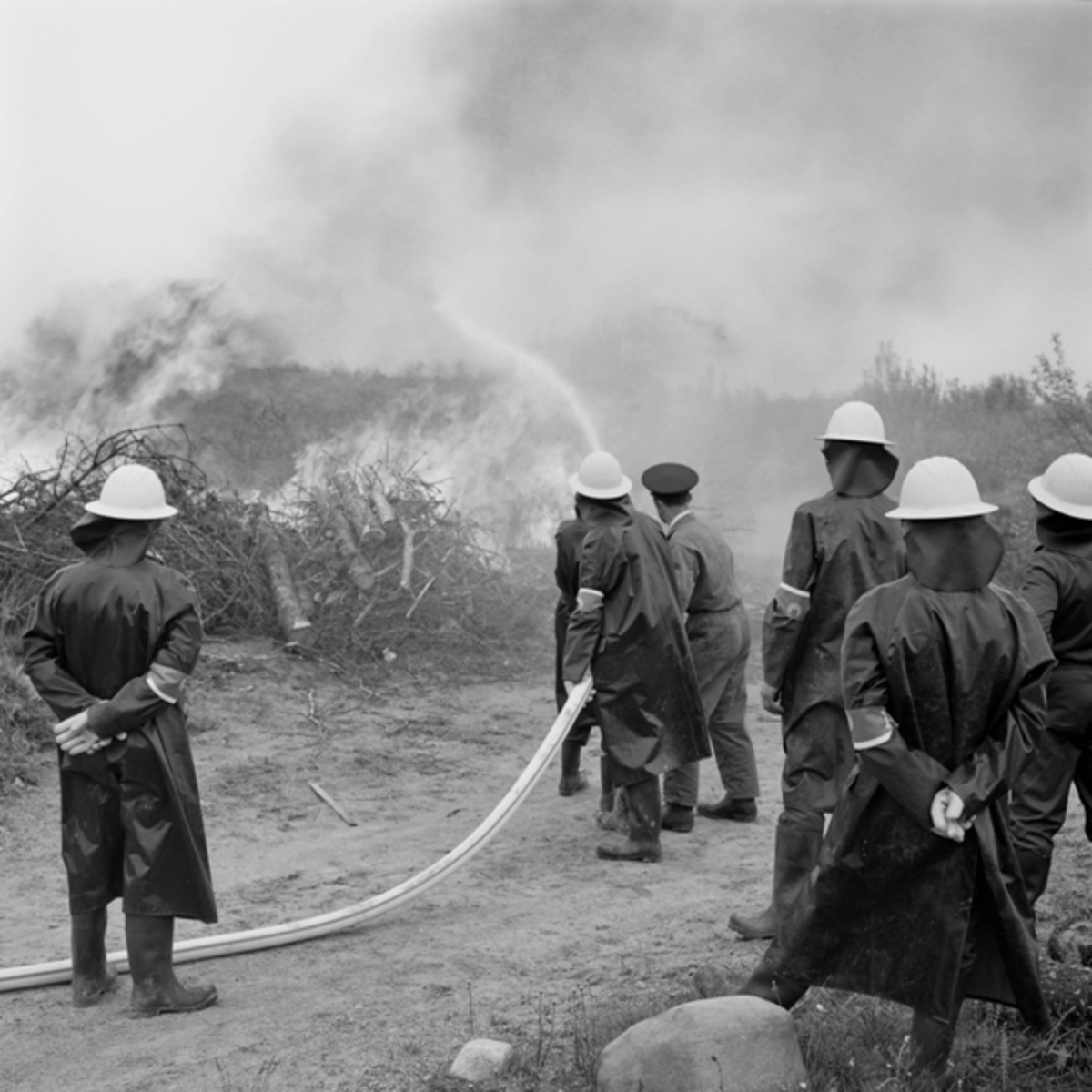 Brannslukking på en brannøvelse ved Kvernelands Fabrikk AS på Øksnevad 03.06.1975