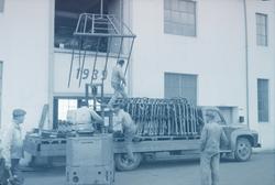 Lasting av høysvanser på lastebil, merke Ford, ved Kvernelan