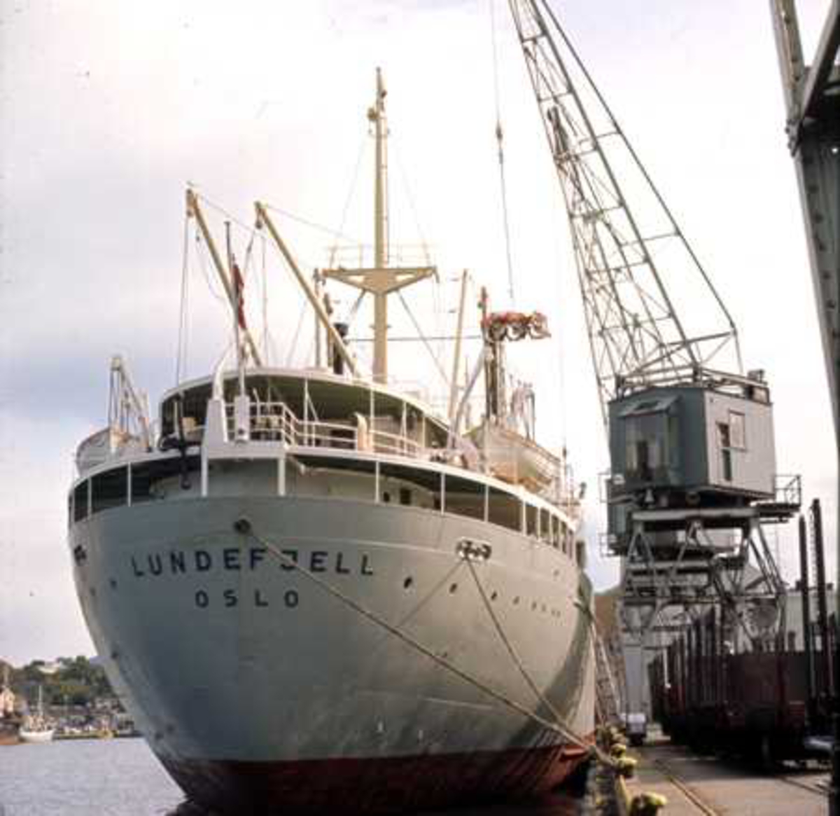 Kverneland fabrikk, produksjonen og fabrikken. Kran laster ploger på båten"Lundefjell"  til Kanada.