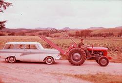 Personbil, merke Ford 17M, bak høysvans med høyløftstag fra 