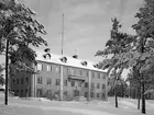 Kanslibyggnad på F 2 Hägernäs om vintern, 1937. Baksida.