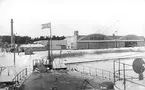 Hangarbyggnad och värmecentral på F 2 Hägernäs, vintertid 1937.
Fotograferat från fartyget HMS Freja.