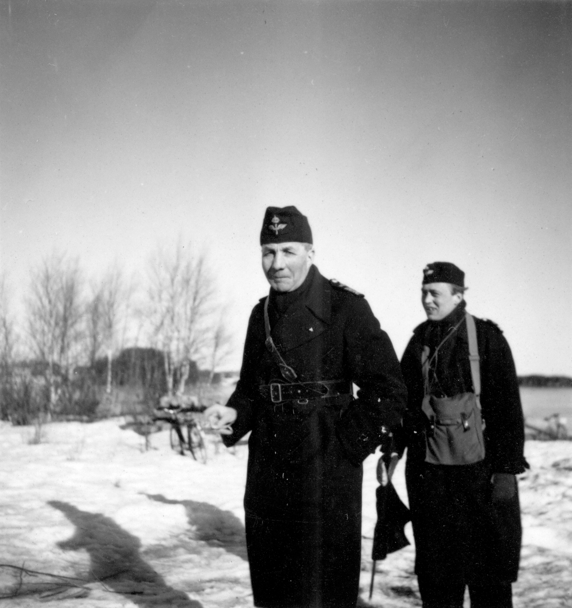 Skidåkning vid Delsbomanövern, 1938. Chefen för F 2 Roslagens flygflottilj Herman Sundin samt en annan man åker skidor.