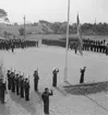 Svenska flaggans dag firas på Gotlands kustartilleriregemente, KA 3, vid Fårösund, 1938.
Flaggan hissas.