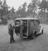 Luftskyddsövning på F 2 Roslagens flygflottilj, 1938. En patient lastas ur från ambulans.